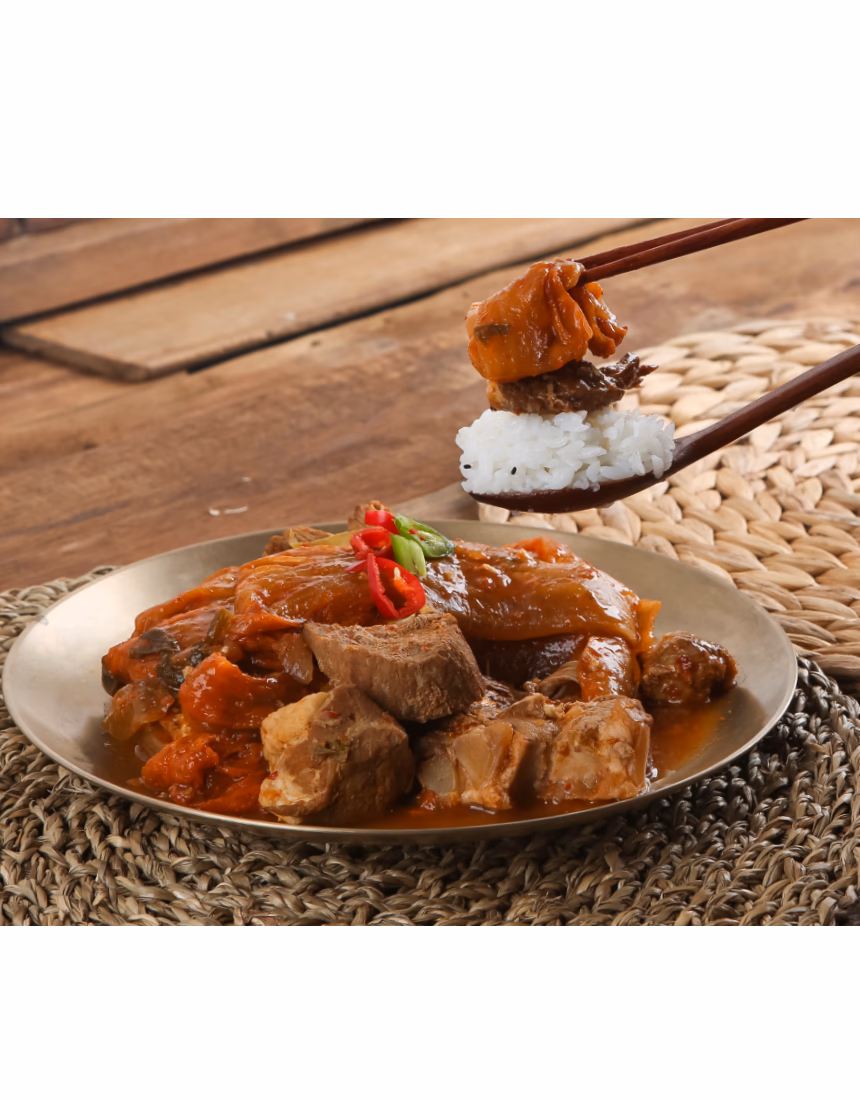 이가장 비지찌개 한 상 탑뷰 — 같은 놋그릇, 나무 테이블, 반찬 구성