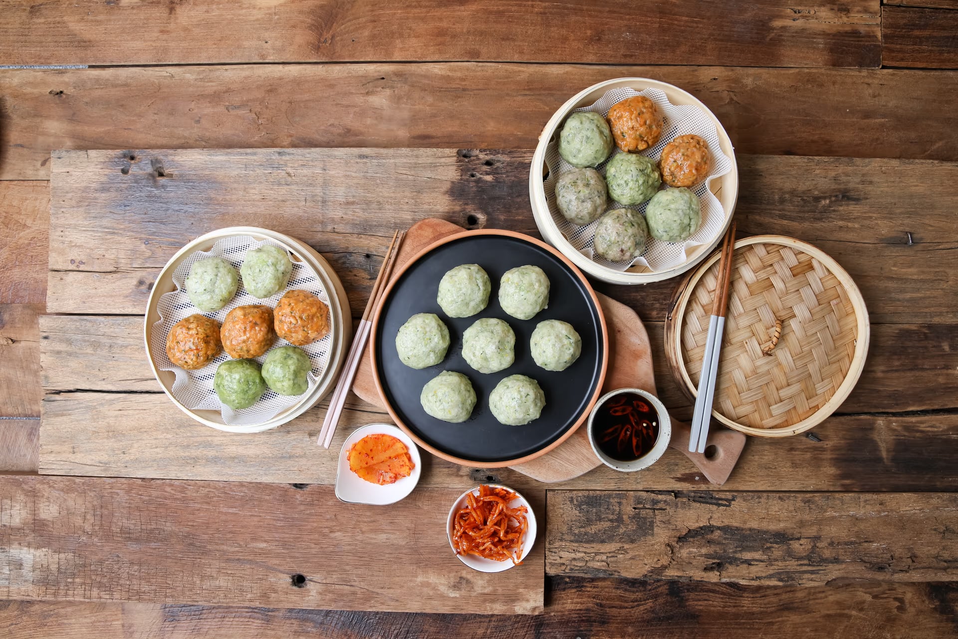 국밥 그릇 연출 컷 - 반찬과 함께 구성한 한 상 구도