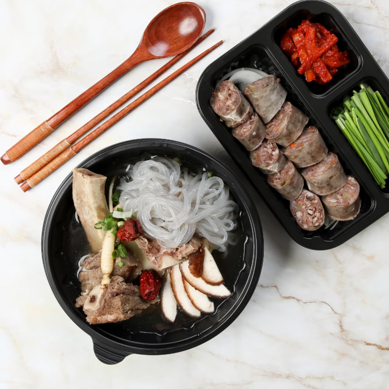 바베큐닭 전체 컷 - 양념과 구이면이 공존하는 표현