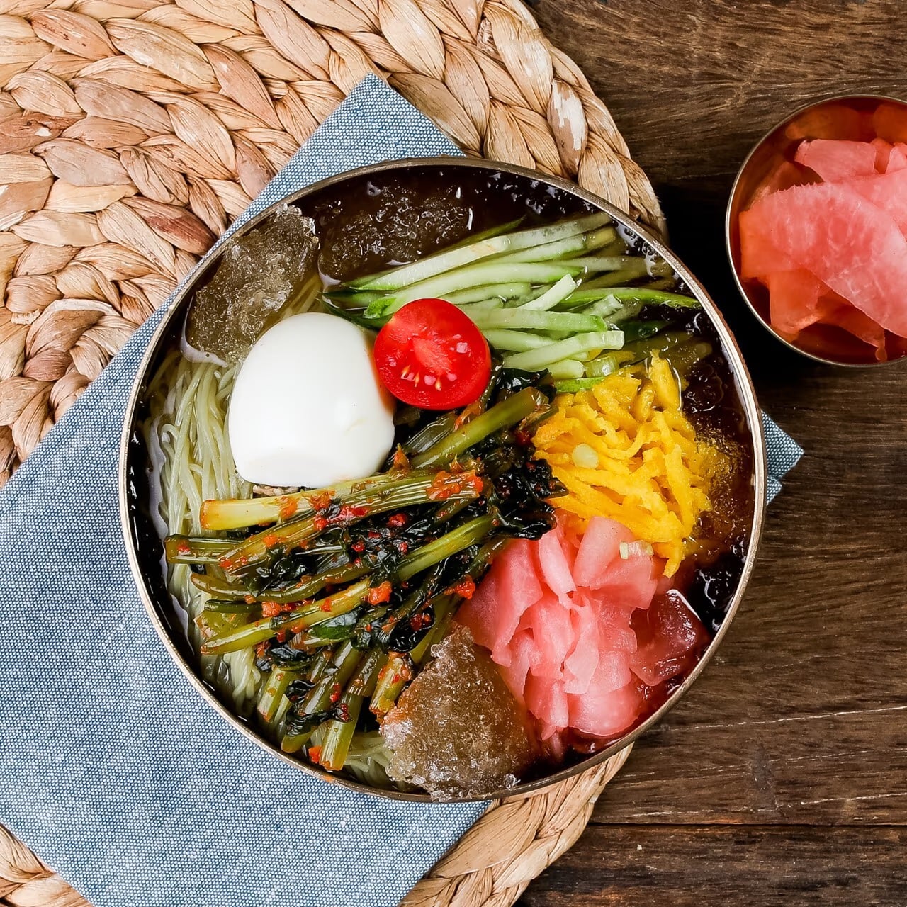 육전냉면 메뉴 컷 - 육전 토핑 볼륨 강조