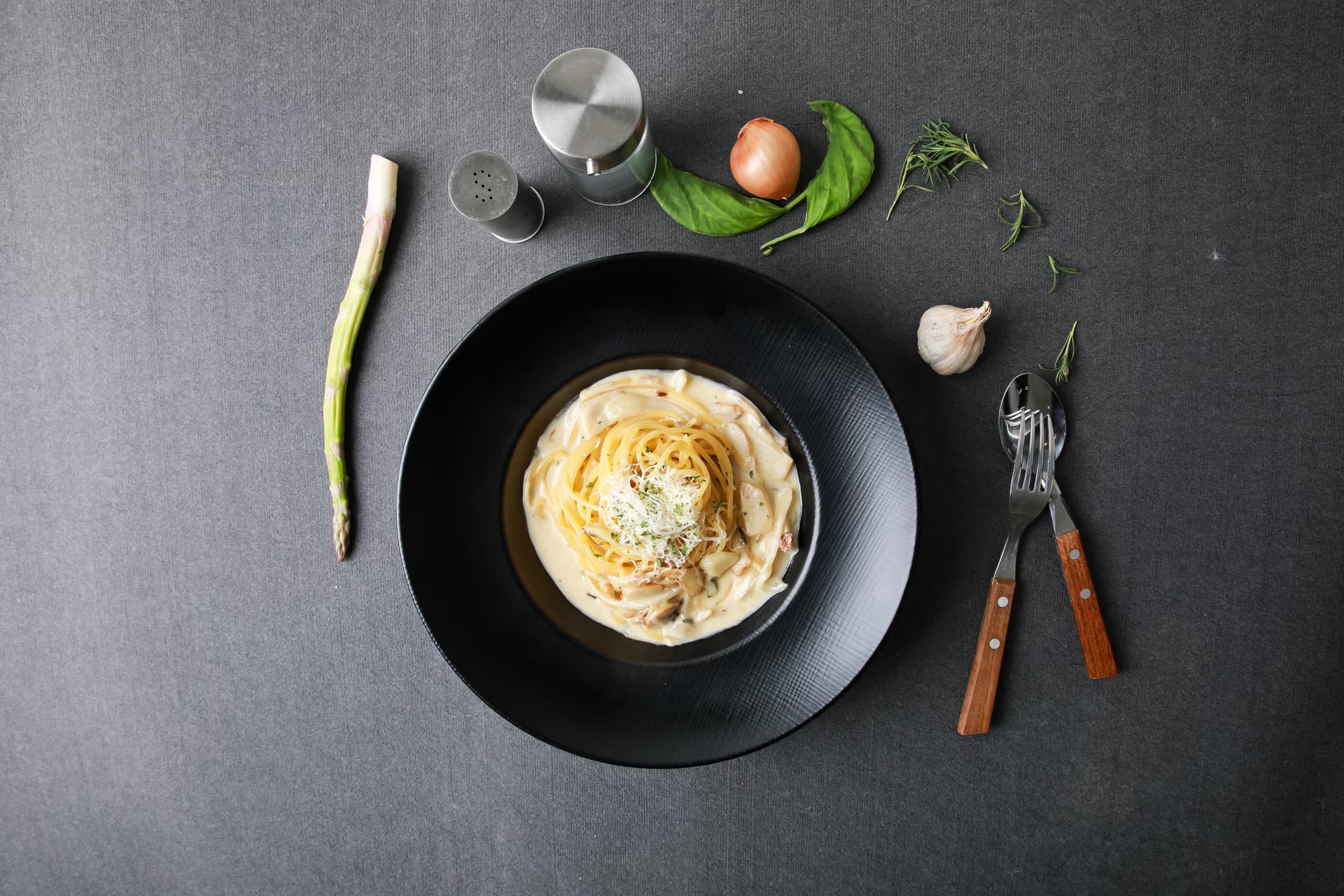 파스타 메인 컷 - 포크로 면을 감는 동작 중심