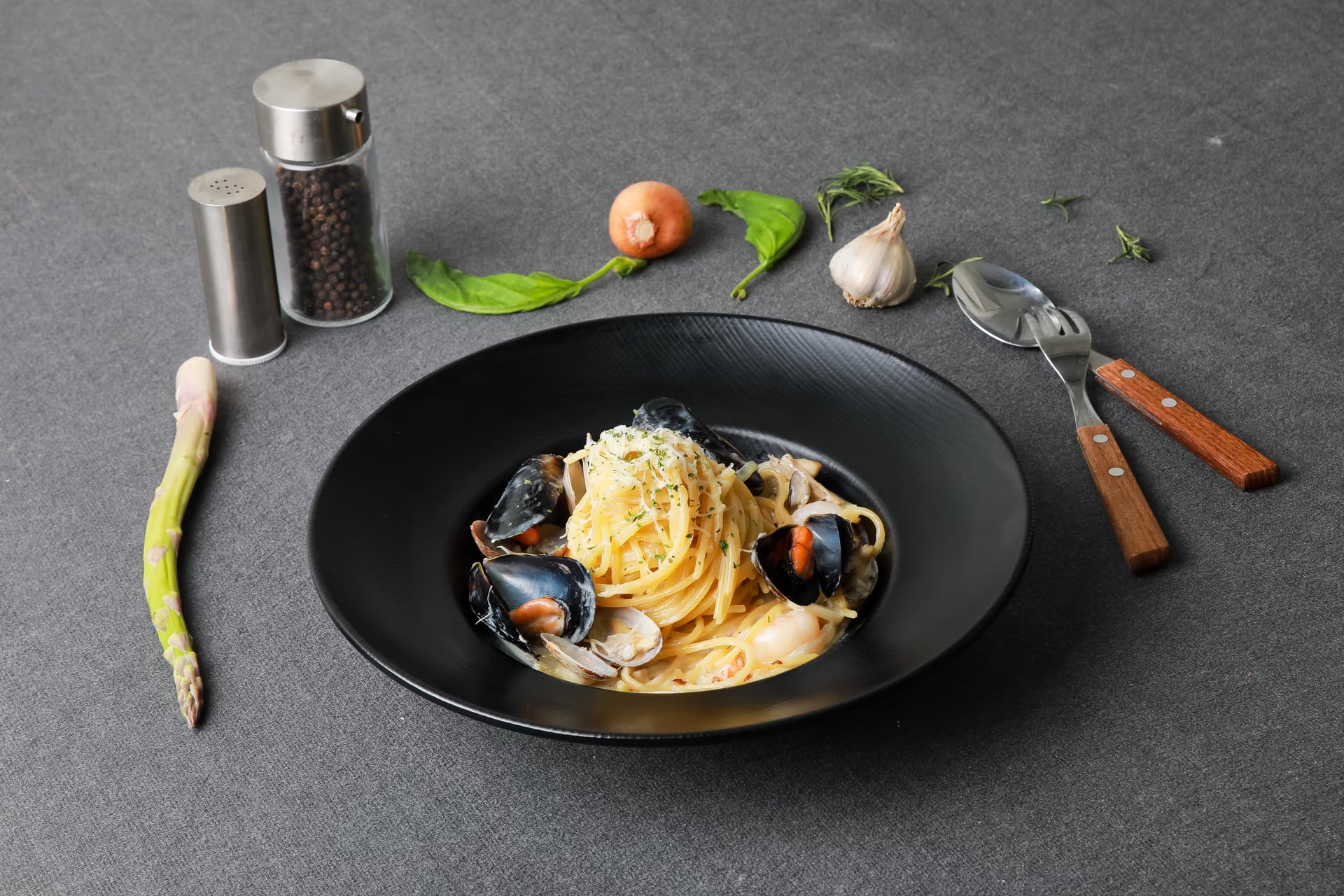 토마토 스파게티 사이드 컷 - 소스와 면 분리 표현