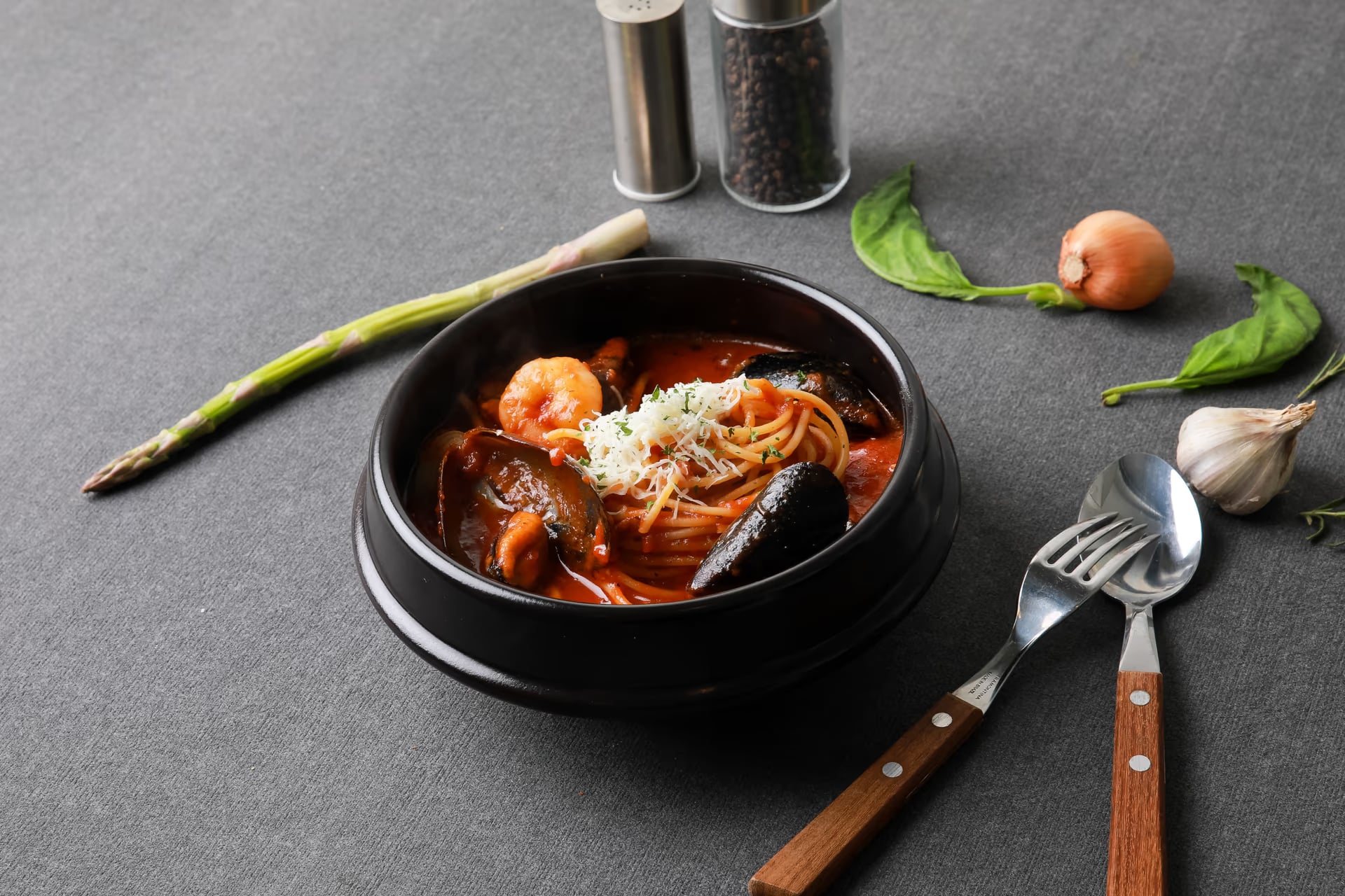 크림 페투치네 탑뷰 컷 - 넓은 면 질감 강조