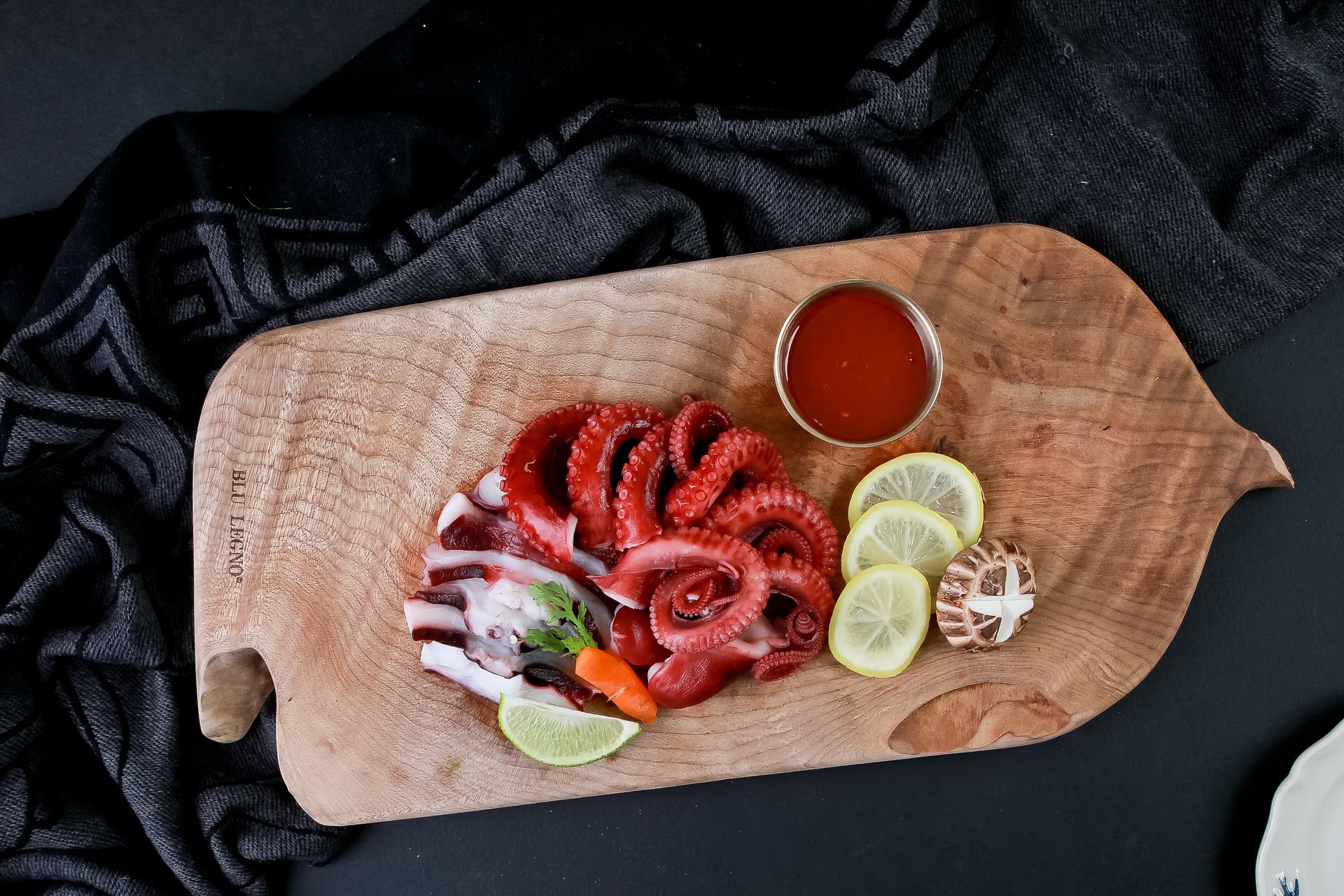 해물탕 재료 배치 컷 - 주재료 표면 노출 구도