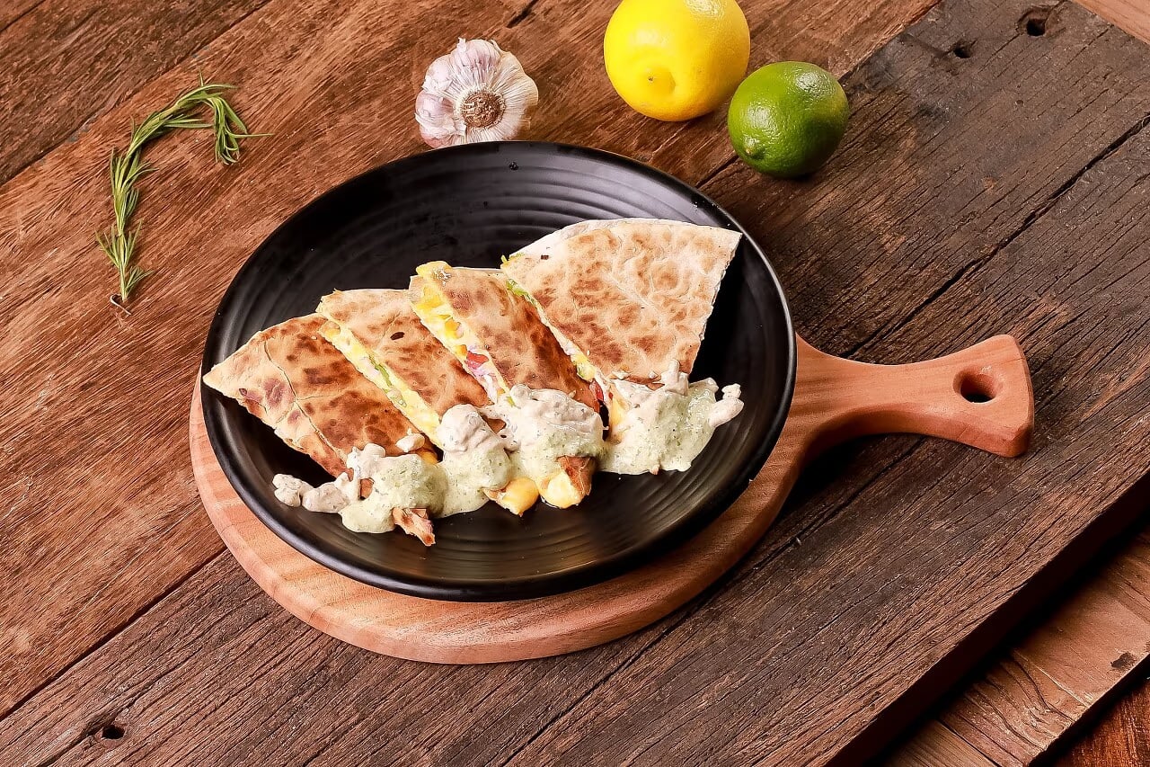 타코 3종 대표 컷 - 또르띠야 속 재료 높이 강조