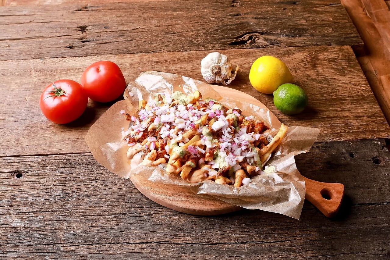 퀘사디아 탑뷰 컷 - 토핑 균형과 컷 분할 강조