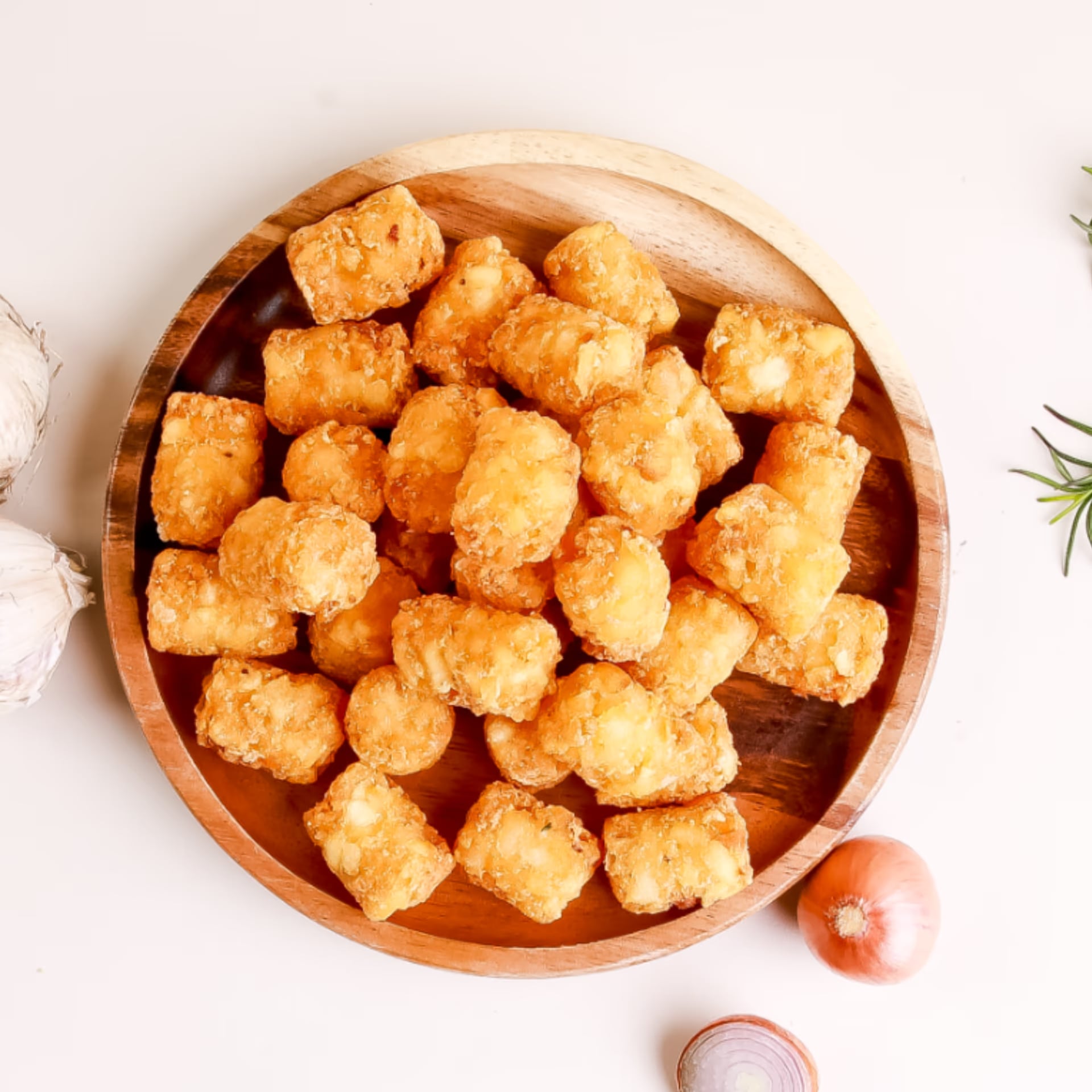 떡볶이 세트 구성 컷 - 주먹밥과 튀김 포함