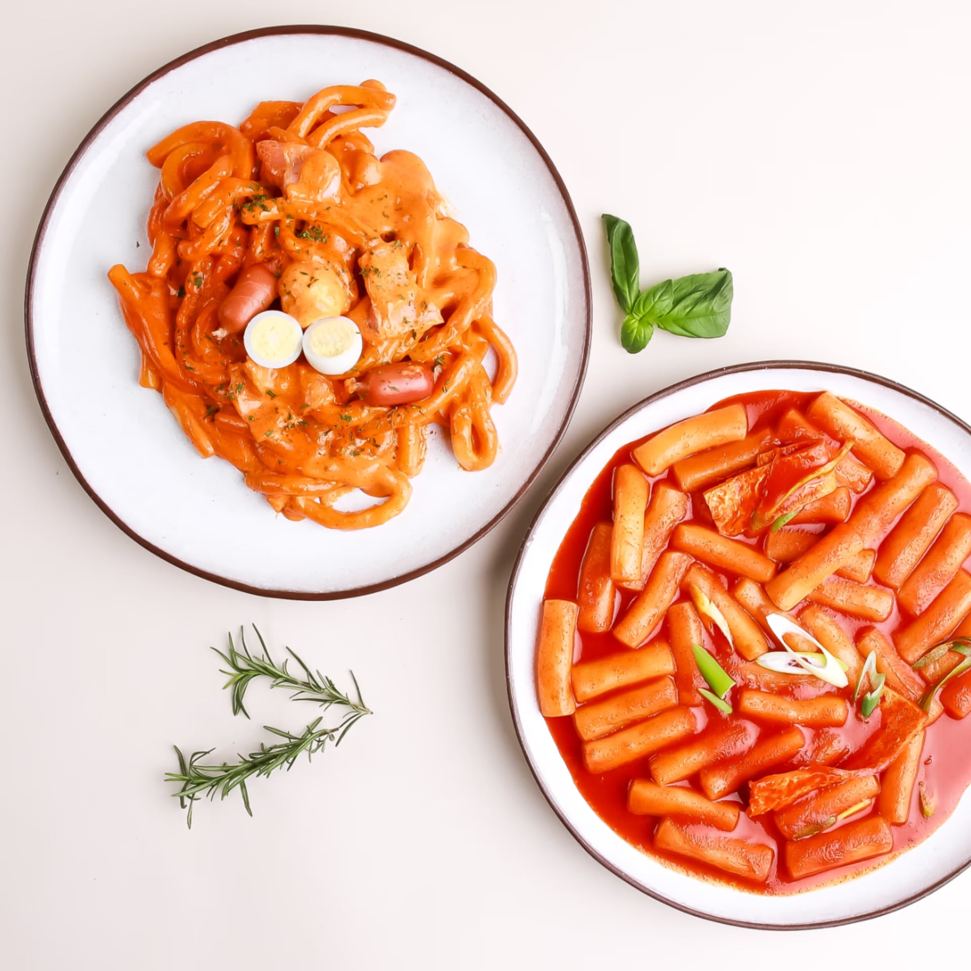 매운맛 옵션 비교 컷 - 소스 농도 차이 표현