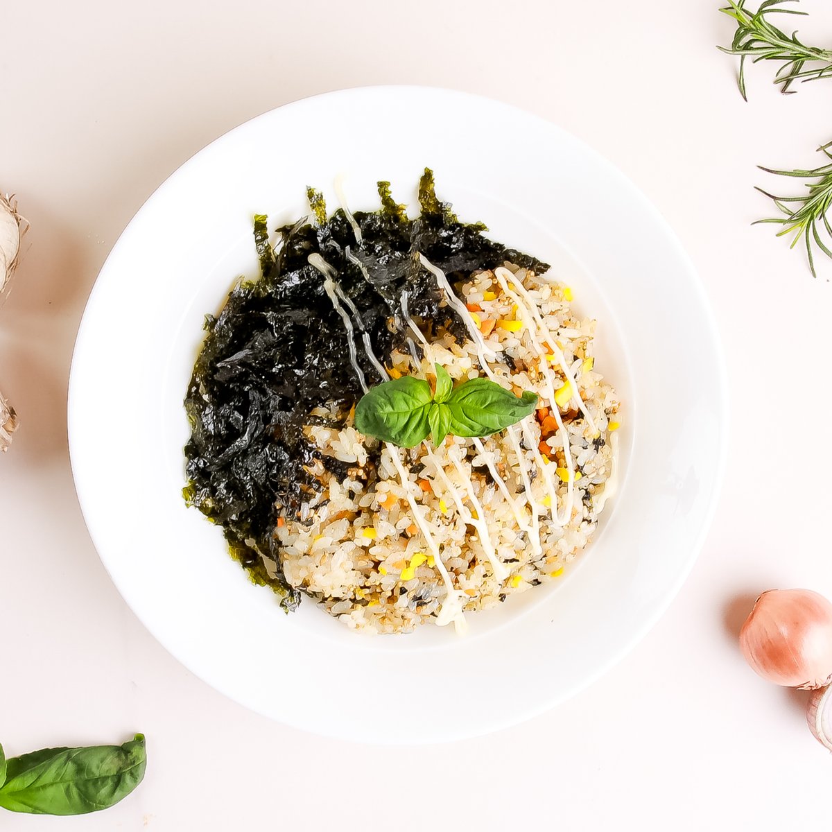떡볶이 — 빨간 양념, 달걀, 흰 배경 대비